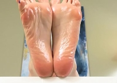 Good-looking footfetish trannie shows her feet