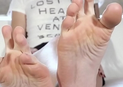 Amateur tranny flexing her big hands feet