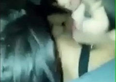 Pic de Litzy besando a otra mujer en Automovil