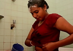 Indian aunty Bath In Transmitted to Open the bowels feeding mamma milk 2021